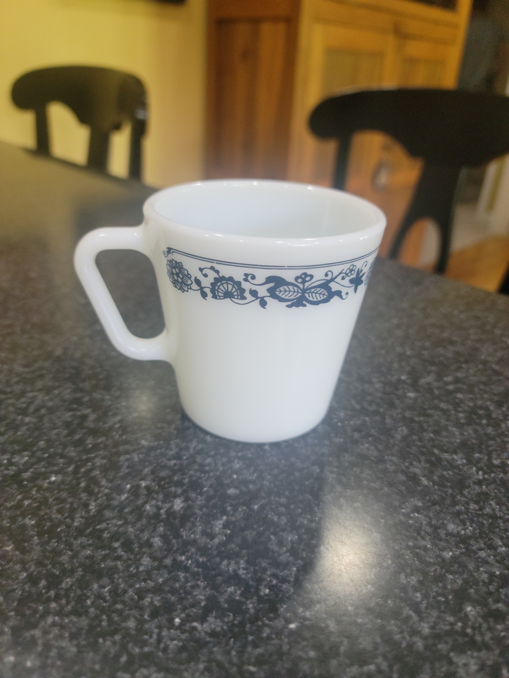 Vintage Pyrex "Old Town Blue" (Blue Onion) milk glass coffee mug